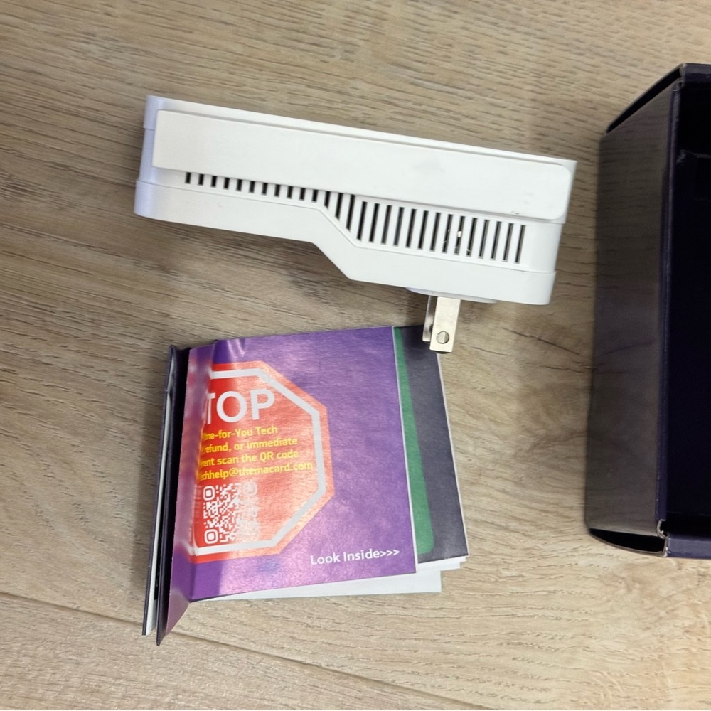 White Wi-Fi Range Extender - Picture 4 of 6